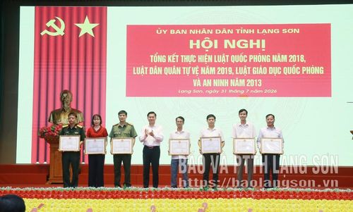 Lãnh đạo UBND tỉnh trao bằng khen cho các cá nhân xuất sắc