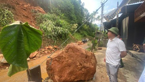 Nhiều điểm ở khu vực thôn Sài Lương xảy ra sạt lở đất, ảnh hưởng trực tiếp đến đời sống và sản xuất của Nhân dân.