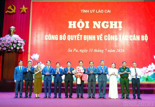Đồng chí Phan Đăng Toàn - Ủy viên Ban Thường vụ Tỉnh ủy, Trưởng Ban Nội chính Tỉnh ủy cùng lãnh đạo phường Sa Pa và xã Tả Van tặng hoa chúc mừng đồng chí Cao Bá Quý.