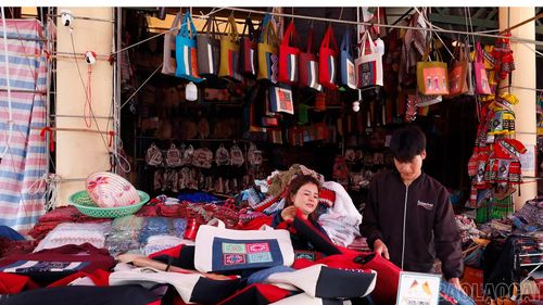  Tiểu thương kinh doanh mặt hàng thổ cẩm tại chợ văn hóa Bắc Hà ưu tiên nhập hàng của phụ nữ dân tộc thiểu số trong vùng. 