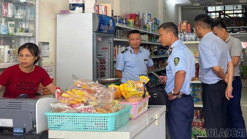 Lực lượng Quản lý thị trường tỉnh đã tăng cường kiểm tra, kiểm soát hàng hóa. (Ảnh: Trung Kiên)