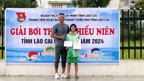 Thanh Trúc cùng huấn luyện viên Vũ Văn Bắc tại Giải Bơi thanh, thiếu niên tỉnh Lào Cai năm 2024.