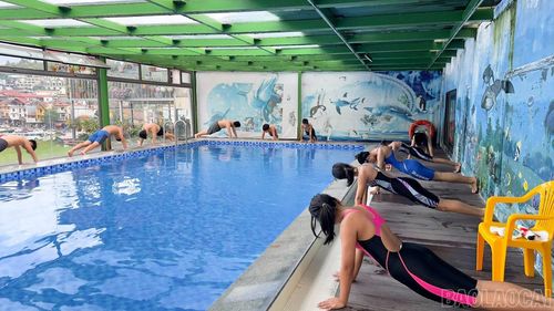 Thanh Trúc cùng các thành viên Câu lạc bộ Bơi lội Sa Pa Xanh trong một buổi tập.