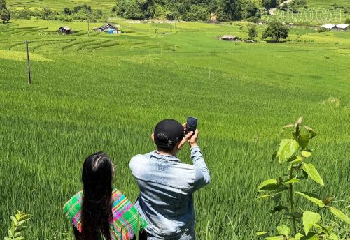 Anh Hoàng Đình Đạt cùng bạn gái ghi lại những khoảnh khắc đẹp khi du lịch Mường Bo.