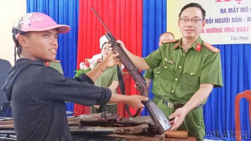 Được tuyên truyền, vận động, nhiều người chủ động giao nộp vũ khí tự chế cho công an.