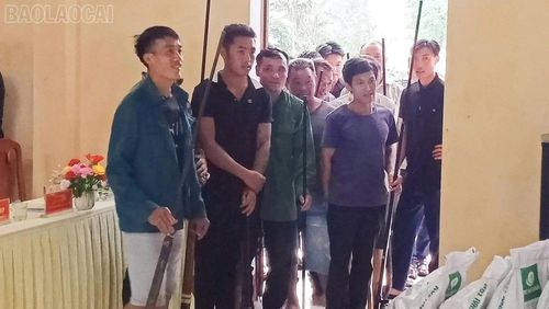 Đồng bào vùng cao thực hiện đổi vũ khí lấy lương thực.