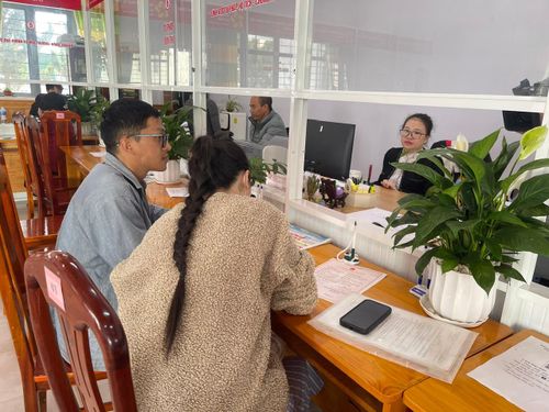 Người dân thực hiện thủ tục hành chính tại Trung tâm Phục vụ hành chính công