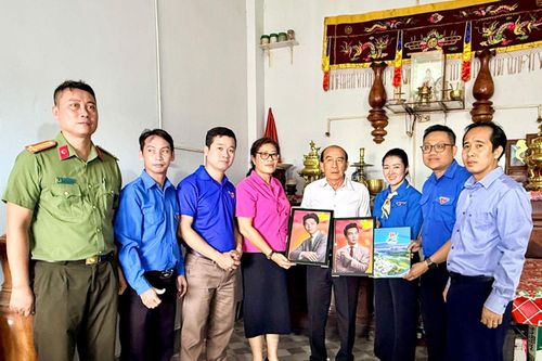 Người thân xúc động đón nhận di ảnh của 2 liệt sĩ Hồ Mai Bình và Hồ Mai Duy sau khi được phục dựng