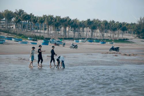 Du khách trẻ đến hòn Rùa ngắm cảnh