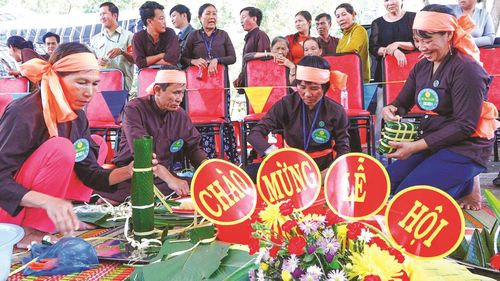 Hội thi gói bánh chưng và bánh tét trong lễ hội Dinh Thầy Thím