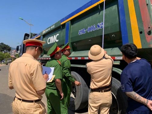 Lực lượng Công an kiểm tra thông số kỹ thuật của xe tải tự đổ có khối lượng chuyên chở dưới 15.000 kg