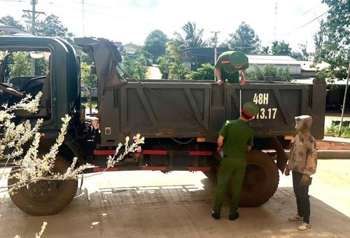 Công an xã Đắk Song kiểm tra, đối chiếu thông tin phương tiện xe tải tự đổ dưới 15.000 kg