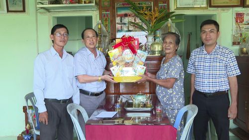 Đồng chí Nguyễn Ngọc Thạch (thứ 2 từ trái qua), Tỉnh ủy viên, Bí thư Đảng ủy, Chủ tịch HĐND xã Hàm Thuận thăm, tặng quà gia đình chính sách