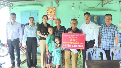 Đồng chí Phạm Thị Tố Loan (thứ 3 từ trái sang), Phó Bí thư Thường trực Đảng ủy xã Hàm Thuận trao tiền hỗ trợ cho hộ dân trên địa bàn bị thiệt hại do lốc xoáy