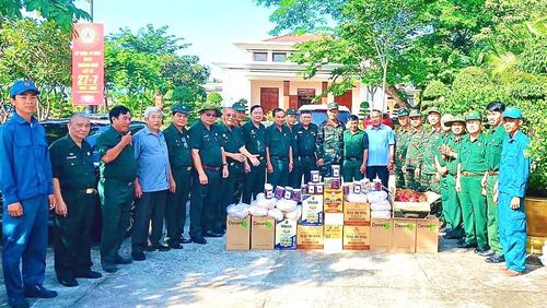 Những phần quà nghĩa tình tiếp thêm động lực cho Tổ công tác đang thực hiện nhiệm vụ tại Nghĩa trang Liệt sĩ Bình Thuận.
