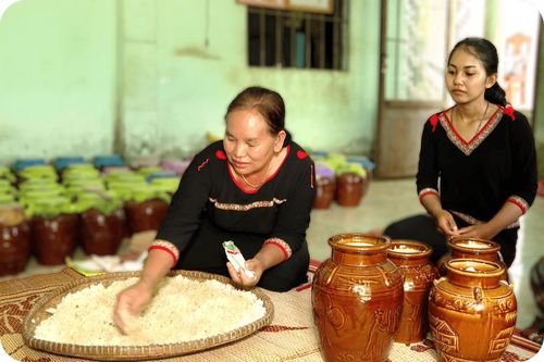 Sau khi nấu chín, cơm được để nguội rồi trộn với men lá rừng giã nhuyễn