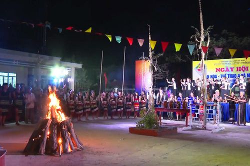 Trước ngọn lửa thiêng trong ngày hội văn hóa, rượu cần cũng được mang ra để khai hội hòa cùng những điệu chiêng nhịp nhàng, điệu múa thướt tha của các chàng trai, cô gái Raglai