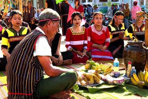 Trong lúc già làng đang cúng mời thần linh, thần lúa, thần núi, thần sông về tham dự Tết Cổ truyền thì các cô gái Raglai cũng cầu nguyện, cầu cho buôn làng, gia đình được bình an