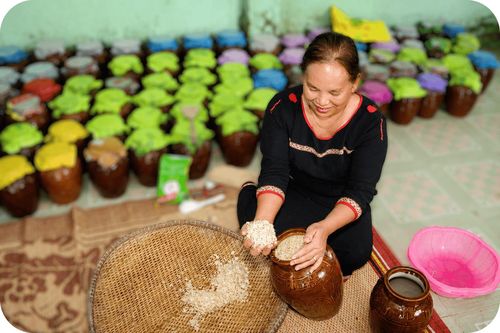 Sau khi trộn tất cả các nguyên liệu xong, bà Đào Thị Tuyn ở xã Phan Sơn cho vào ché trước khi mang đi ủ rượu