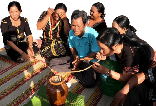 Người Raglai ở xã vùng cao Phan Sơn quan niệm, chỉ khi có ché rượu cần thì lời khấn gửi đến thần linh mới trọn vẹn