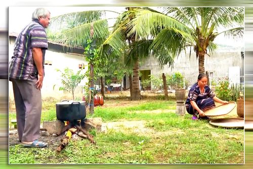 Sau khi lúa mẹ chín, bà con Raglai ở xã vùng cao Phan Sơn tuốt bằng tay, mang về phơi, giã thành gạo rồi mới ủ rượu