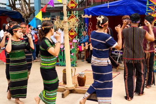 Trong tất cả các lễ hội, rượu cần cũng được mang ra khai hội và hòa cùng những điệu chiêng nhịp nhàng, điệu múa thướt tha của các chàng trai, cô gái Raglai