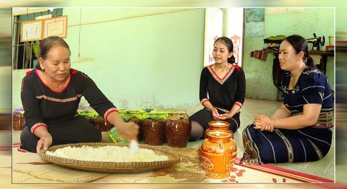 Bà Đào Thị Tuyn, một người đã gắn bó với nghề nấu rượu cần lâu năm ở xã Phan Sơn đang truyền dạy cho con cháu cách trộn cơm với men lá rừng