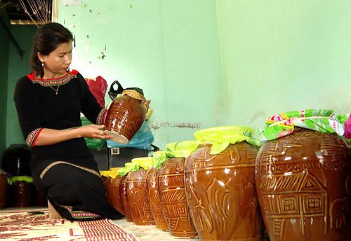 Các thành viên trong Tổ làm rượu cần ở xã Phan Sơn vẫn đều đặn chăm sóc từng ché rượu như chăm sóc chính một phần ký ức của mình và giữ gìn văn hóa của dân tộc