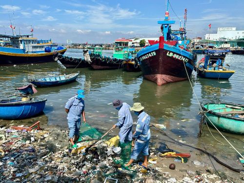Lực lượng thu gom rác tại khu vực dọc sông Cà Ty, bảo đảm vệ sinh phục vụ Nhân dân và du khách tham quan lễ hội