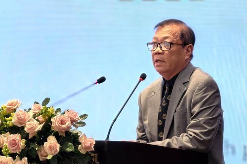 GS.TS Dương Tấn Nhật, Phó Viện trưởng Viện Khoa học sự sống trình bày tham luận tại hội thảo
