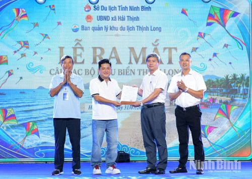 Lãnh đạo xã Thịnh Long trao quyết định thành lập CLB Diều biển Thịnh Long.