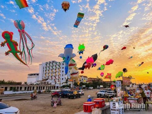 Sự xuất hiện của những cánh diều nghệ thuật khổng lồ tạo nên điểm nhấn, đem lại những trải nghiệm hấp dẫn với du khách khi đến với Khu du lịch biển Thịnh Long.