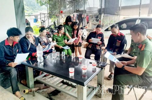 Công an xã Mường Thàng tuyên truyền các phương thức, thủ đoạn mua bán người để người dân nâng cao ý thức phòng ngừa.