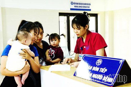 Nhân viên Bệnh viện Sản - Nhi Vĩnh Phúc hướng dẫn, tư vấn người dân thực hiện thủ tục khám, chữa bệnh BHYT.