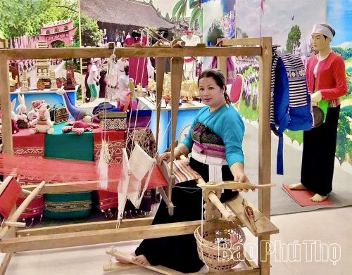 Thành viên Hợp tác xã Hoa Ban, xã Mai Châu gìn giữ nghề dệt thổ cẩm truyền thống, gắn phát triển sản xuất với tạo sinh kế cho phụ nữ vùng cao.