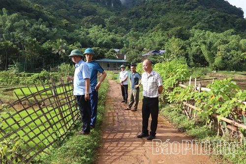 Lãnh đạo xã Bao La trực tiếp khảo sát việc xây dựng, cải tạo, mở rộng các tuyến đường giao thông trên địa bàn.