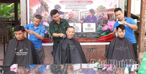 Công tác dân vận ở xã Bao La được cụ thể hóa bằng những việc làm thiết thực, ý nghĩa như chăm sóc người có công, thăm tặng quà gia đình chính sách.