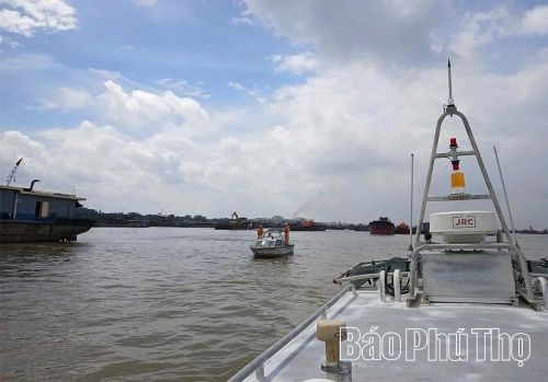 Đội Cảnh sát giao thông đường thủy số 1 triển khai lực lượng bảo vệ hiện trường, phân luồng giao thông phục vụ công tác trục vớt.