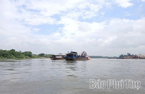 7 tàu và phương tiện cỡ lớn được huy động để trục vớt tàu bị chìm.