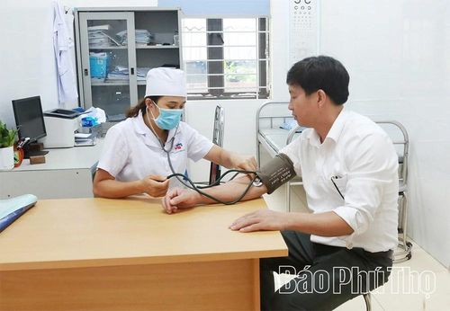 Bác sĩ Trạm Y tế xã Hoàng An tận tình khám, kiểm tra sức khỏe và chăm sóc người dân đến khám, chữa bệnh.
