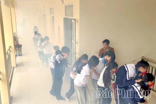 Công an phường Hòa Bình hướng dẫn giáo viên, học sinh Trường THCS Sông Đà thực hành chữa cháy và thoát nạn, góp phần trang bị kỹ năng ứng phó sự cố ngay từ cơ sở.