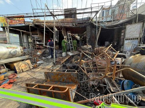 Lực lượng chức năng kiểm tra hiện trường vụ cháy tại khu phố Bãi Nai, phường Kỳ Sơn.