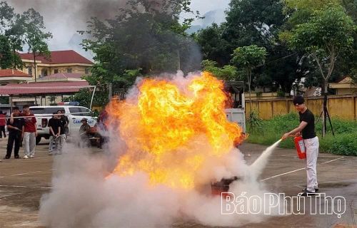 Học sinh Trường THPT Kim Bôi, xã Kim Bôi thực hành sử dụng bình chữa cháy xách tay dập lửa dưới sự hướng dẫn của cán bộ Đội Chữa cháy và cứu nạn, cứu hộ khu vực Lương Sơn.