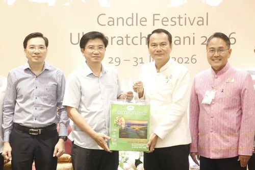Đoàn công tác tỉnh Quảng Trị tặng quà lưu niệm lãnh đạo tỉnh Ubon Ratchathani - Ảnh: Đ.A