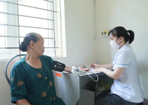 Bà Nguyễn Thị Mai, thương binh 3/4 ở tổ dân phố Diêm Bình, phường Đồng Hới tham gia chương trình khám sức khỏe miễn phí dành cho người có công - Ảnh: H.L