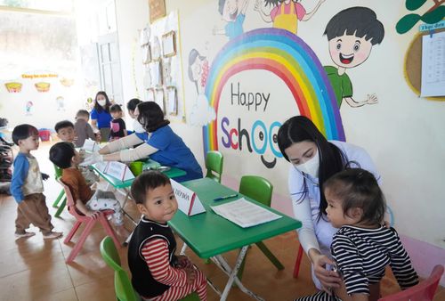 Các chương trình tiêm chủng mở rộng được triển khai đồng bộ tại nhiều địa phương - Ảnh: H.L