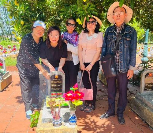 Bà Kim Quy (ngoài cùng bên trái) cùng các em bên ngôi mộ của bác Bùi Ngọc Thanh - Ảnh: TƯ LIỆU GIA ĐÌNH
