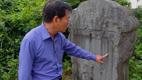 Nhà nghiên cứu sử học, thạc sĩ Lê Đức Thọ giới thiệu văn bia "Ngự chế quá Vĩnh Định hà đề" - Ảnh: T.T
