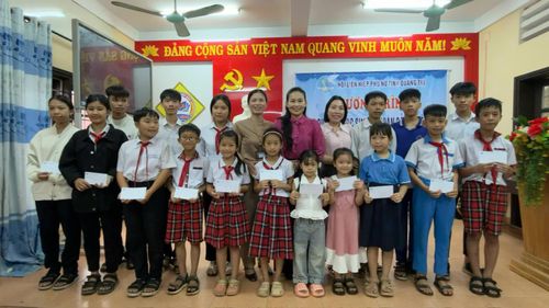 Chương trình "Mẹ đỡ đầu" do Hội LHPN tỉnh phát động hiện đã kết nối, nhận đỡ đầu cho trẻ em mồ côi có hoàn cảnh khó khăn - Ảnh: Q.N