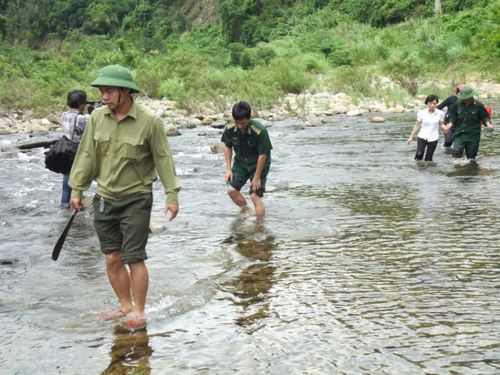 Cán bộ, chiến sĩ Bộ đội Biên phòng Quảng Trị cùng vợ chồng chị Nguyễn Thị Lệ và bà con Vân Kiều bản Eo Bù-Chút Mút đi tìm nơi hy sinh của liệt sĩ Nguyễn Đức Lập - Ảnh: P.T.L